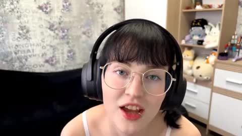 Snapshot of dodiebabikian chatting on 9, 9, 2025 Annie PVT IS OPEN online show from 9, 9, 2025