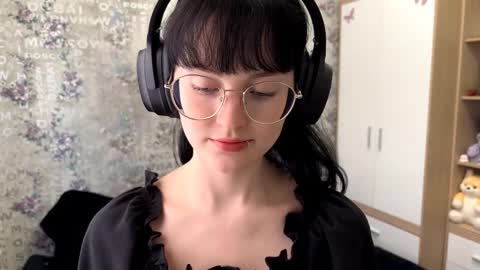 Snapshot of dodiebabikian chatting on 10, 9, 2025 Annie PVT IS OPEN online show from 10, 9, 2025