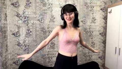 Snapshot of dodiebabikian chatting on 13, 9, 2025 Annie PVT IS OPEN online show from 13, 9, 2025