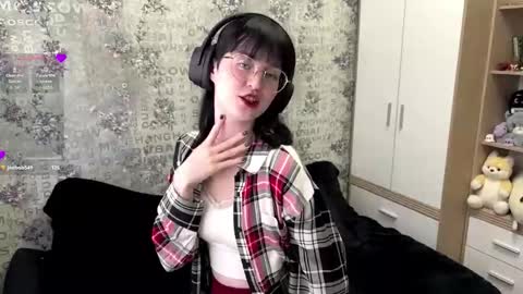 Snapshot of dodiebabikian chatting on 24, 9, 2025 Annie PVT IS OPEN online show from 24, 9, 2025