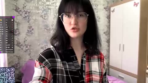 Snapshot of dodiebabikian chatting on 27, 9, 2025 Annie PVT IS OPEN online show from 27, 9, 2025