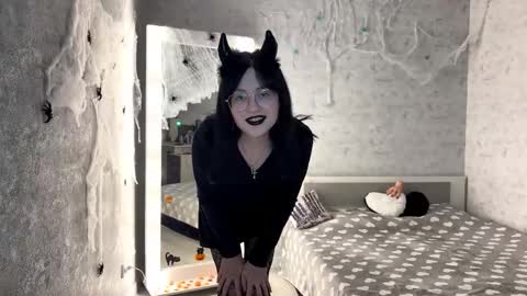 Snapshot of dodiebabikian chatting on 26, 10, 2025 Annie PVT IS OPEN online show from 26, 10, 2025