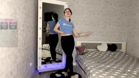 Snapshot of dodiebabikian chatting on 5, 11, 2025 Annie PVT IS OPEN online show from 5, 11, 2025