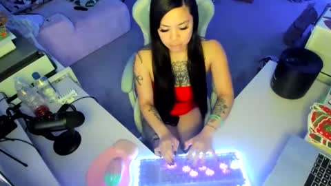 DOLLLFACE online show from 17, 12, 2025