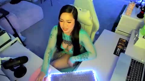 DOLLLFACE online show from 4, 2, 2026