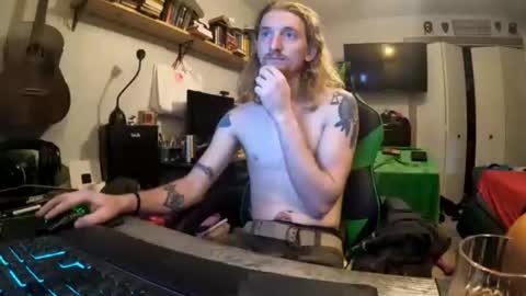 Snapshot of drakecloude96 chatting on 15, 10, 2025 drakecloude96 online show from 15, 10, 2025
