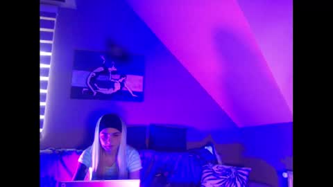 A girl online show from 28, 1, 2025