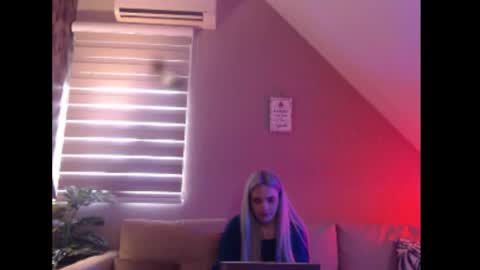 Snapshot of dreamcatcherfantasy chatting on 27, 3, 2026 A girl online show from 27, 3, 2026