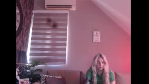 Snapshot of dreamcatcherfantasy chatting on 24, 4, 2026 A girl online show from 24, 4, 2026