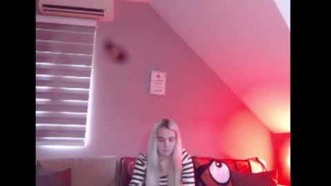 Snapshot of dreamcatcherfantasy chatting on 18, 5, 2026 A girl online show from 18, 5, 2026