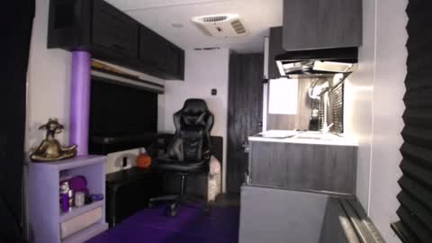 Snapshot of drizzys_room chatting on 15, 11, 2025 DirtyDrizzy online show from 15, 11, 2025