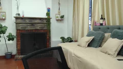 Snapshot of dulce_celeste15 chatting on 5, 11, 2025 C E L E S T E online show from 5, 11, 2025