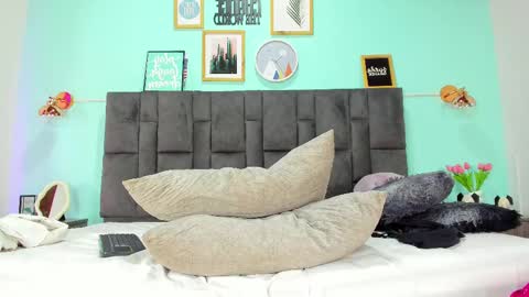 DULCE AURORA online show from 1, 3, 2025