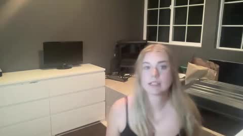 Snapshot of dumbblondexoxo chatting on 12, 12, 2024 dumbblondexoxo online show from 12, 12, 2024