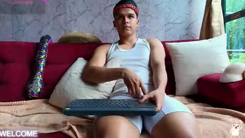 Snapshot of dwayne_brown chatting on 25, 10, 2025 dwayne_brown online show from 25, 10, 2025