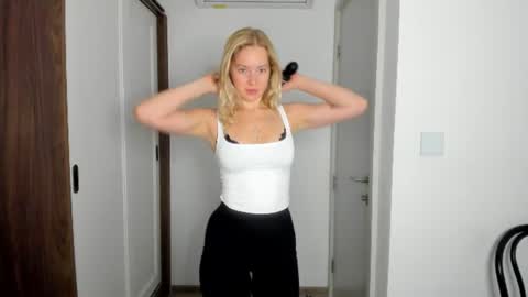 Snapshot of e___lisa chatting on 23, 7, 2026 fansly - yourbestbaby online show from 23, 7, 2026