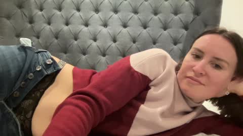 Nadia Ferreira  online show from 3, 12, 2024