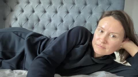 Nadia Ferreira  online show from 30, 9, 2025