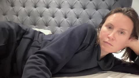 Nadia Ferreira  online show from 4, 10, 2025