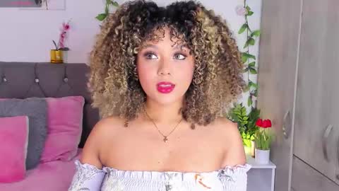 Snapshot of ebony_curly2 chatting on 22, 10, 2025 isa online show from 22, 10, 2025