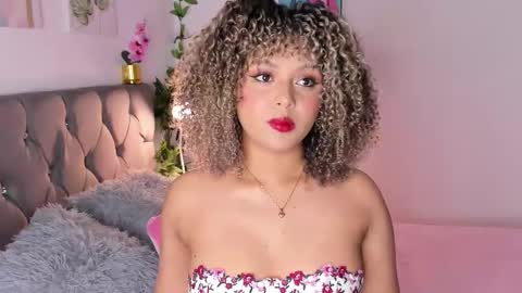 Snapshot of ebony_curly2 chatting on 26, 10, 2025 isa online show from 26, 10, 2025