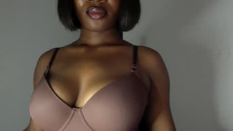 Snapshot of ebony_pussy98 chatting on 29, 4, 2026 delilah online show from 29, 4, 2026