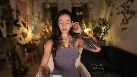 Snapshot of effylowell_ chatting on 1, 8, 2026 Effy online show from 1, 8, 2026