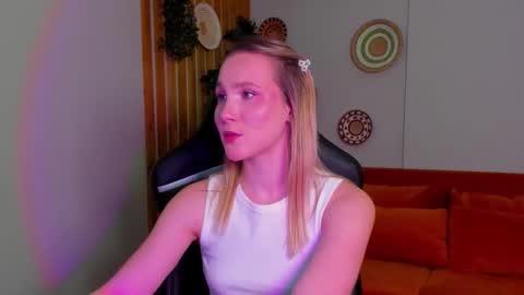 Snapshot of elaravoltage chatting on 19, 3, 2026 elaravoltage online show from 19, 3, 2026