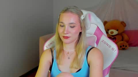 Snapshot of elaravoltage chatting on 30, 4, 2026 elaravoltage online show from 30, 4, 2026