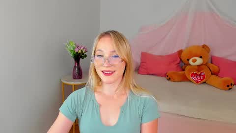Snapshot of elaravoltage chatting on 11, 7, 2026 elaravoltage online show from 11, 7, 2026