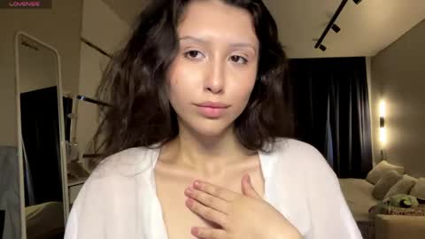 Snapshot of eleanorefrens chatting on 5, 6, 2026 Alice online show from 5, 6, 2026
