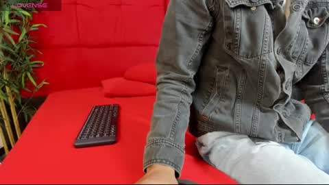 Snapshot of elena_and_derek chatting on 5, 1, 2025 Elena Derek online show from 5, 1, 2025