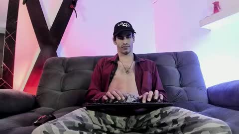 Snapshot of elias_sn0w chatting on 21, 11, 2025 elias beby online show from 21, 11, 2025