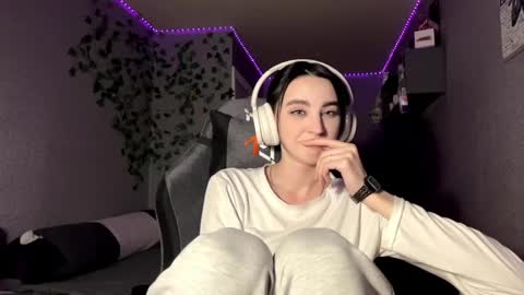 Snapshot of elinorashfield chatting on 19, 5, 2026 Milica online show from 19, 5, 2026