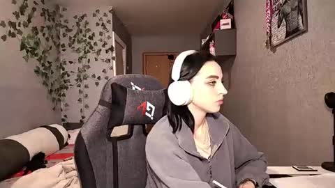 Snapshot of elinorashfield chatting on 19, 6, 2026 Milica online show from 19, 6, 2026