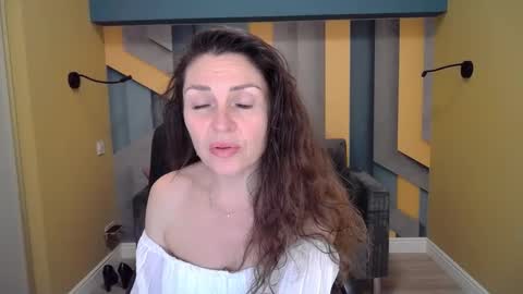 EllaLongs online show from 5, 1, 2025