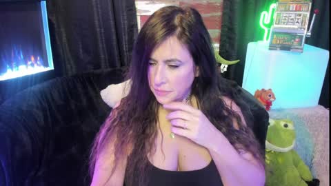 Snapshot of elle4you chatting on 5, 2, 2025 ELLE online show from 5, 2, 2025