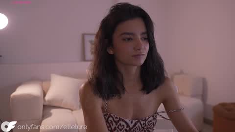 Snapshot of ellelure_ chatting on 22, 9, 2025 Linda Restrepo online show from 22, 9, 2025