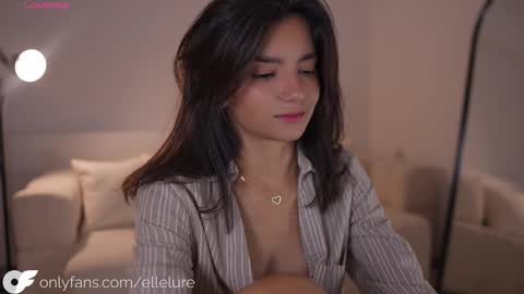 Snapshot of ellelure_ chatting on 22, 10, 2025 Linda Restrepo online show from 22, 10, 2025