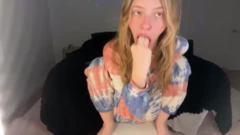 Snapshot of ellieluvs chatting on 24, 9, 2025 ellie online show from 24, 9, 2025