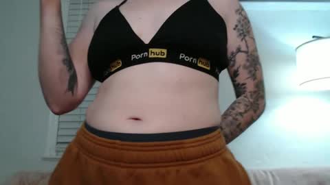 Snapshot of ellierowyn chatting on 9, 10, 2025 Ellie Rowyn online show from 9, 10, 2025