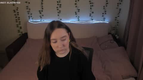 Snapshot of elovinora chatting on 24, 3, 2026 Ela give me a thumbs up if you like it and this is important for the development of the account online show from 24, 3, 2026
