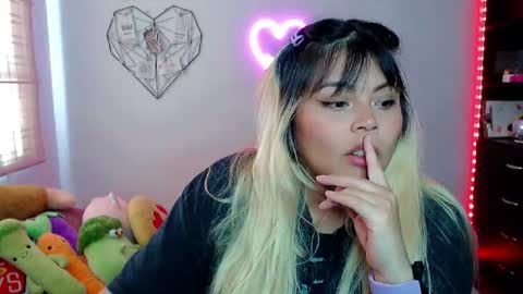 Snapshot of elymoon chatting on 25, 11, 2025 Ely online show from 25, 11, 2025