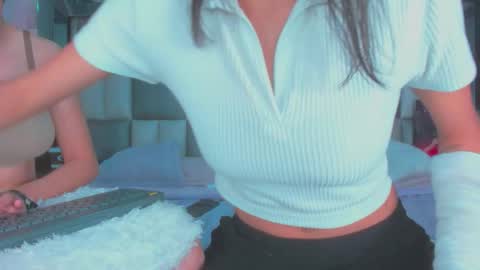 Snapshot of ema_and_camila chatting on 11, 11, 2025 ema y cami online show from 11, 11, 2025