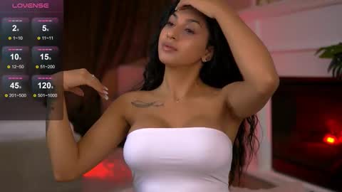 Snapshot of emahallee chatting on 6, 10, 2025 Ema online show from 6, 10, 2025