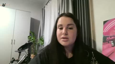 Snapshot of emeldapieroni chatting on 7, 7, 2026 Poly online show from 7, 7, 2026