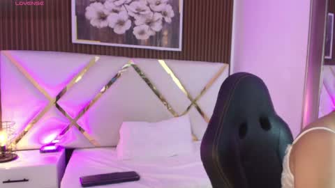 Snapshot of emelie_ch_ chatting on 10, 5, 2026 Emily online show from 10, 5, 2026