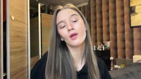 Snapshot of emi__ly chatting on 27, 11, 2025 emi__ly online show from 27, 11, 2025