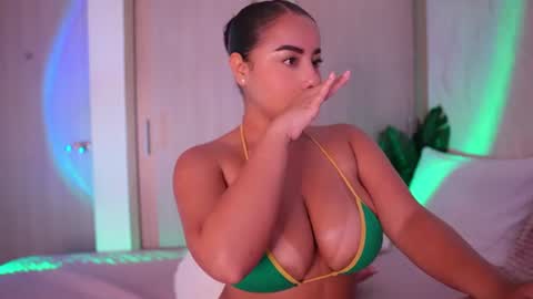 Snapshot of emiily_bell chatting on 9, 7, 2026 online show from 9, 7, 2026