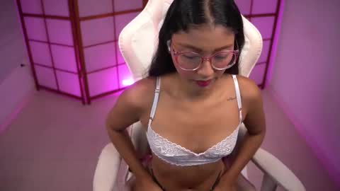 Snapshot of emili_2 chatting on 6, 11, 2025 Emili online show from 6, 11, 2025